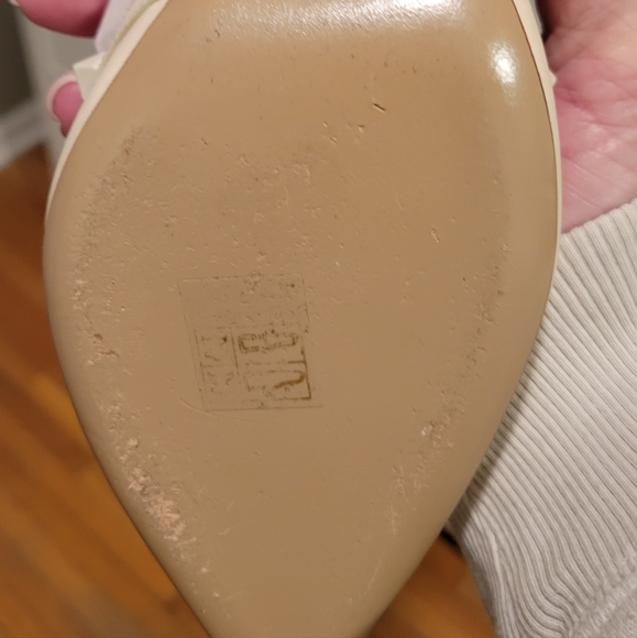 ( SOLD) Authentic Valentino Garavani Rockstud Ankle Strap Pump - Picture 9 of 13